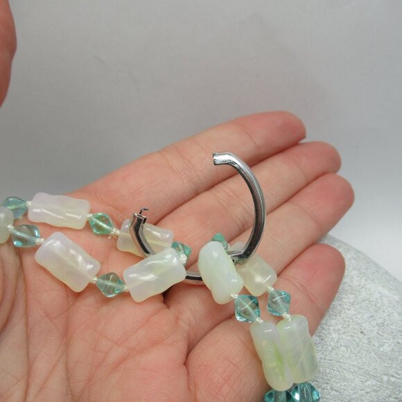 Uranium glass vintage hand knotted bead necklace - Picture 3 of 11